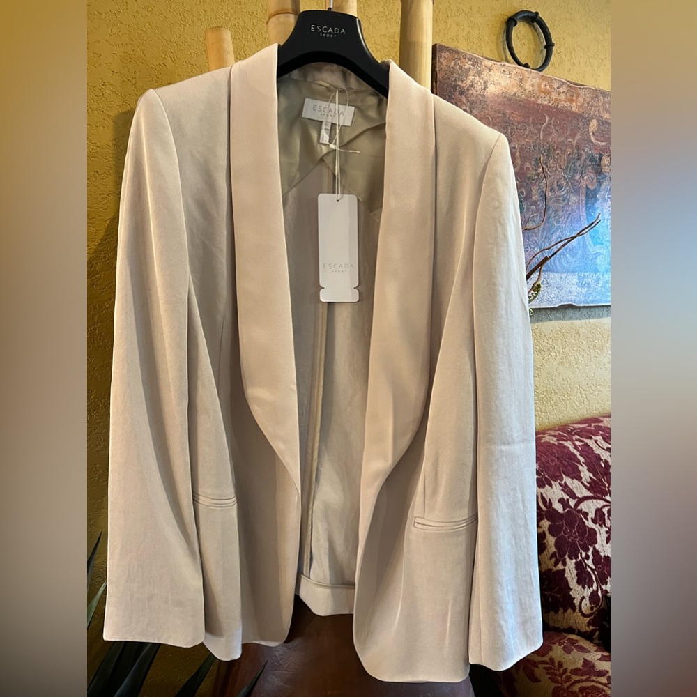 Brand:Escada Sport, Beige tuxedo blazer, size 46.